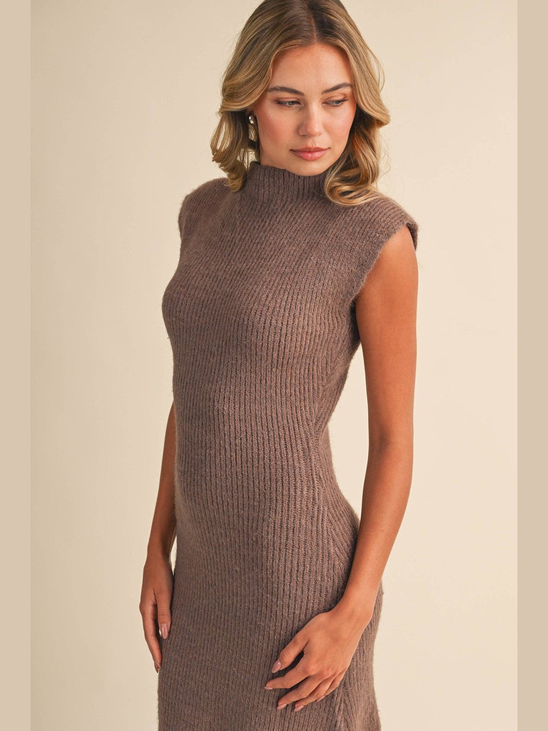 SLEEVELESS TURTLENECK SWEATER MIDI DRESS